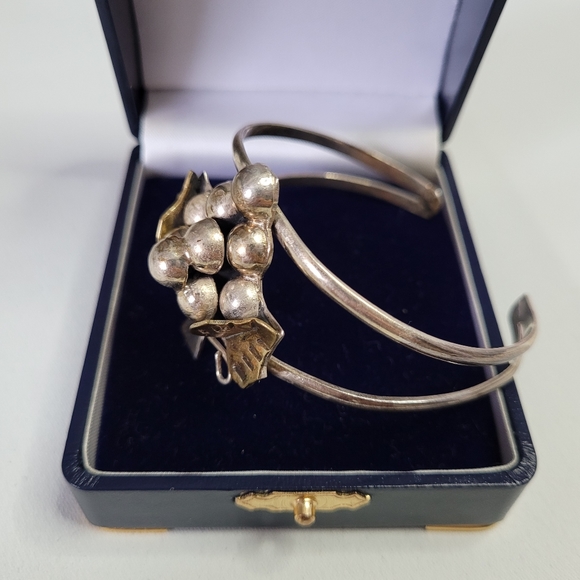 Vintage sterling silver Mexican grapes cluster cuff bracelet. Marked. Gift idea. - Picture 2 of 11
